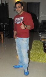 Abhishekh Awasti at Kamaal Khan_s house warming celebration party in Mumbai on 29th July 2012.JPG